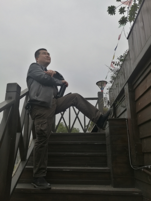 孤单背影的第一张照片--全国闪婚服务中心