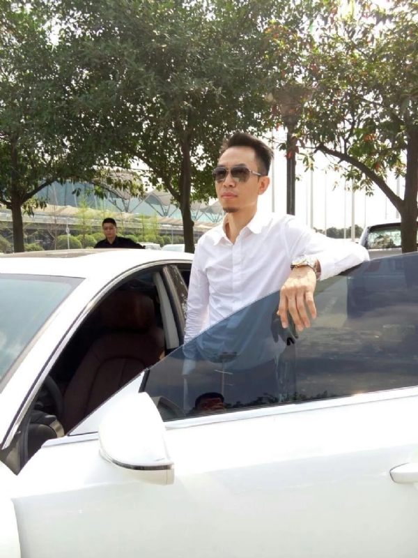 杨岳的第一张照片--全国闪婚服务中心