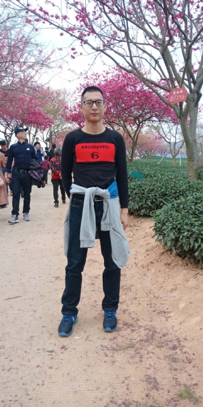 小梁的第二张照片--全国闪婚服务中心