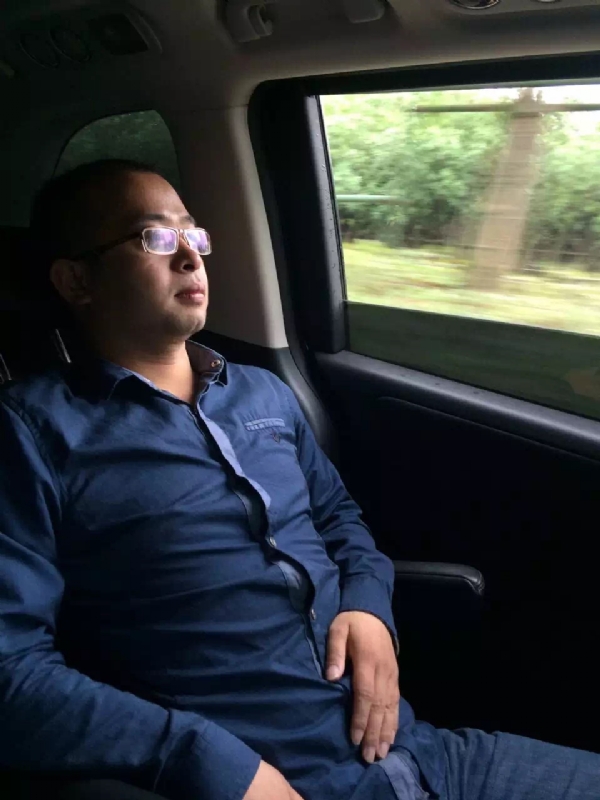 世界那么大的第三张照片--全国闪婚服务中心