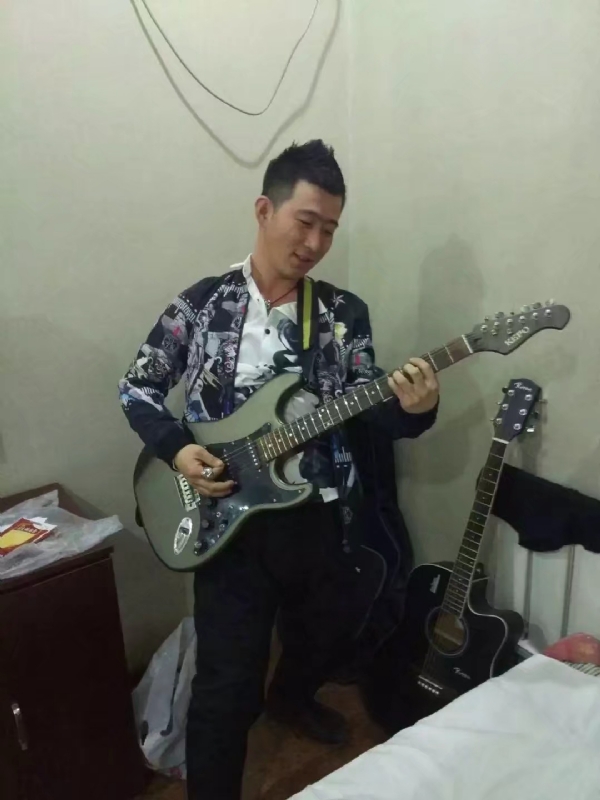 小吉他的第一张照片--全国闪婚服务中心