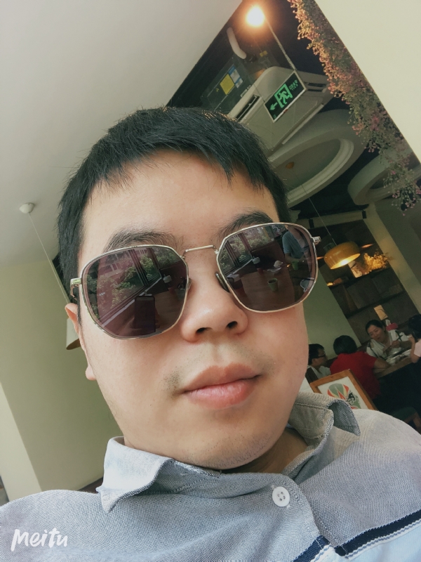 月台等路人的第一张照片--全国闪婚服务中心