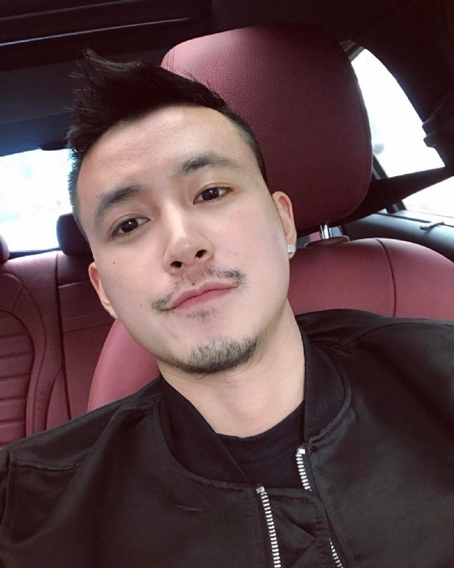 隆刘的第一张照片--全国闪婚服务中心