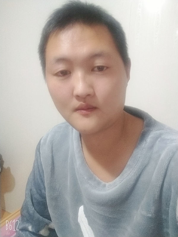 烟圈里透着伤的第二张照片--全国闪婚服务中心