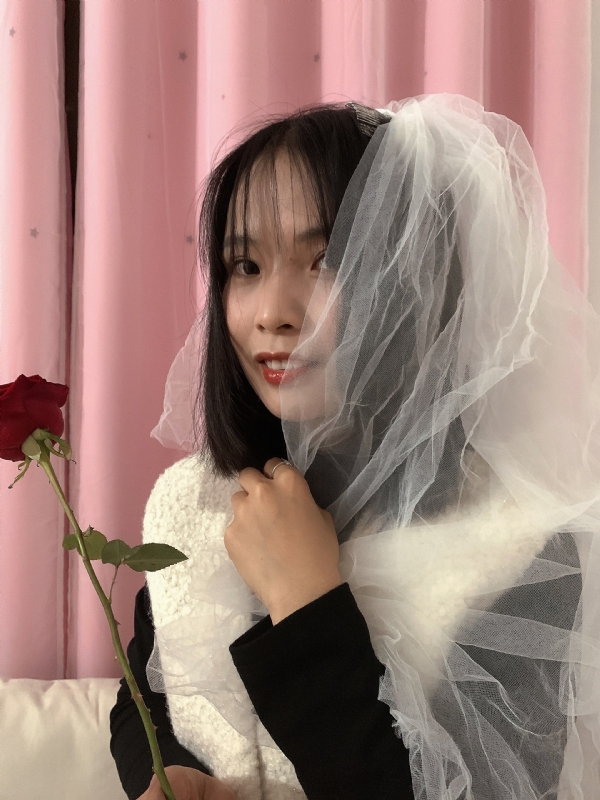 持紫菜包饭的女孩的第一张照片--全国闪婚服务中心