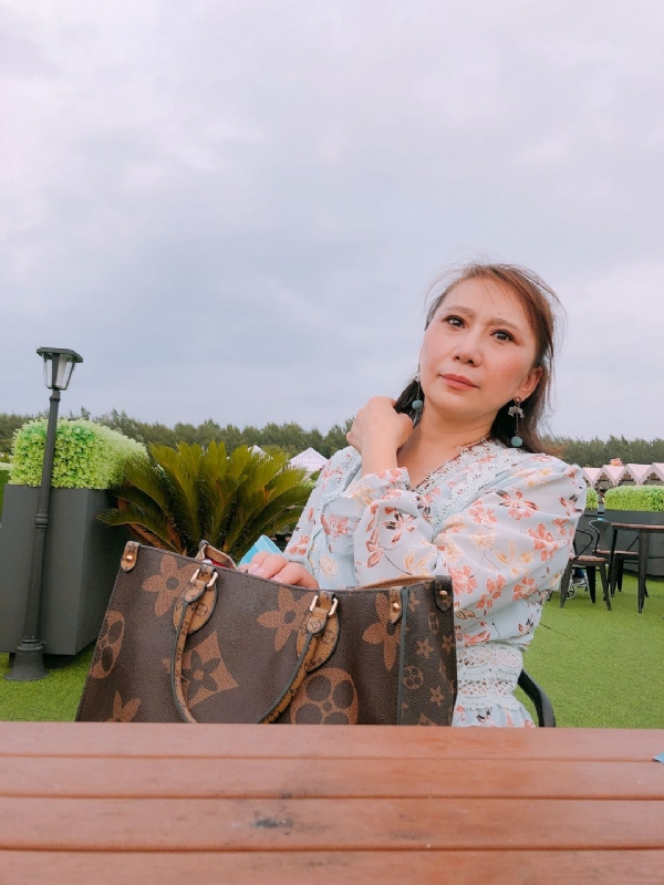 鸿运来的第一张照片--全国闪婚服务中心
