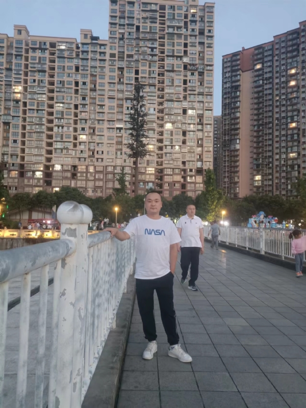 寂寞的男人的第一张照片--全国闪婚服务中心