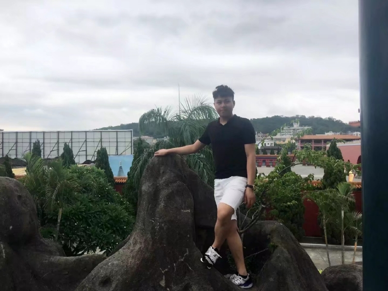 伟仔的第一张照片--全国闪婚服务中心