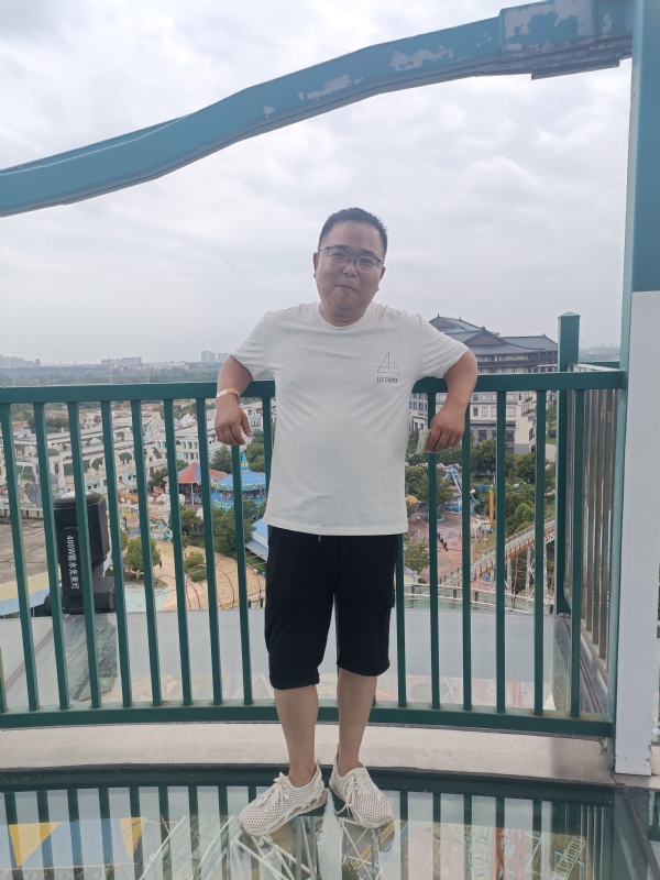飞哥的第一张照片--全国闪婚服务中心