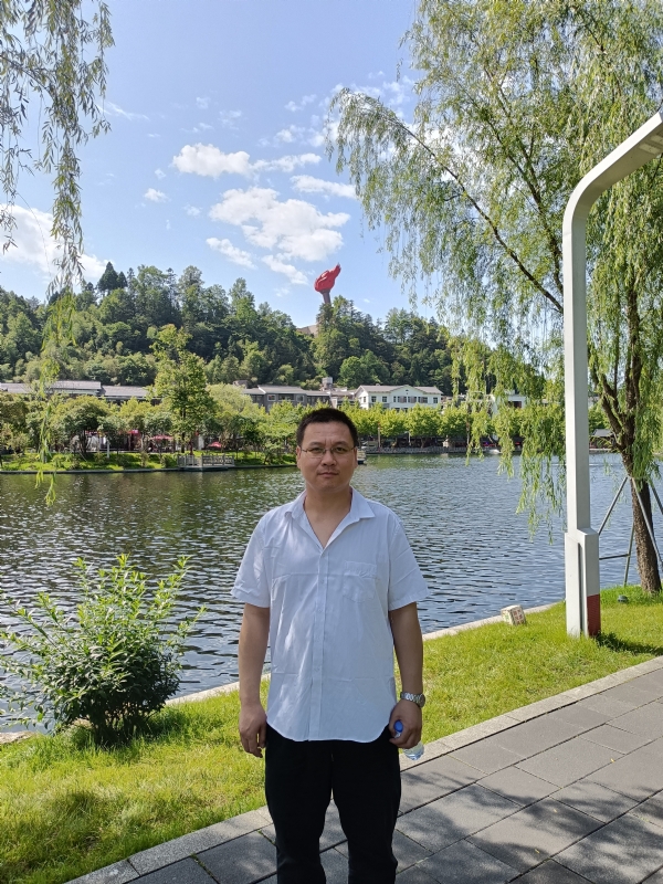 风雨相伴的第一张照片--全国闪婚服务中心