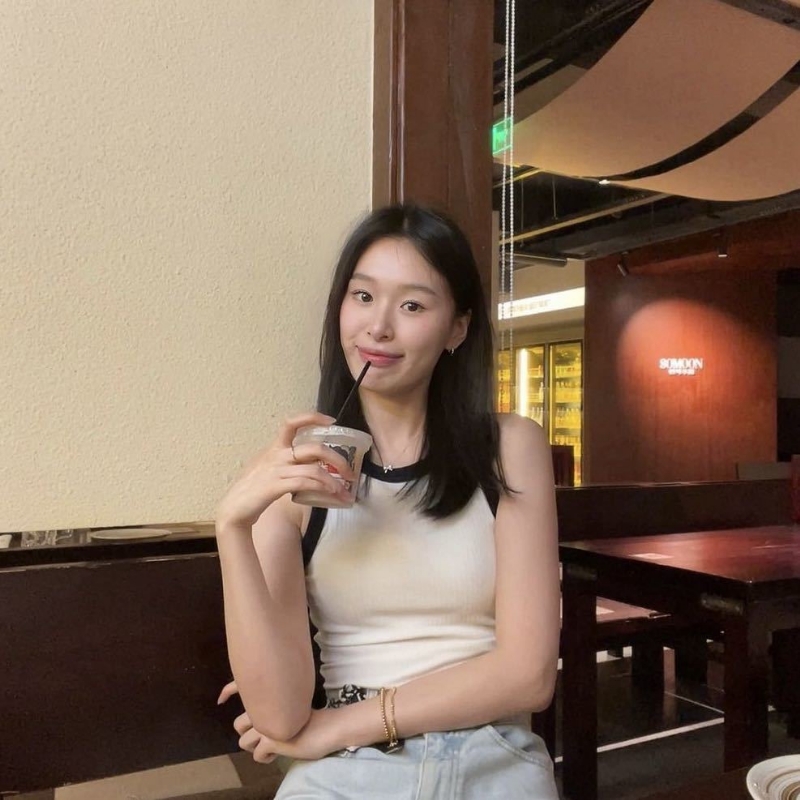 羽毛的第一张照片--全国闪婚服务中心