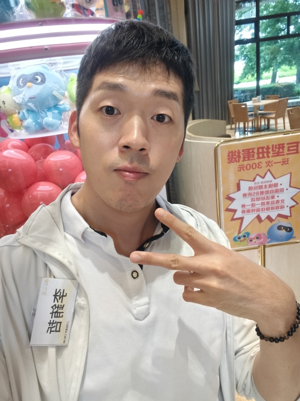 銪哲的第一张照片--全国闪婚服务中心