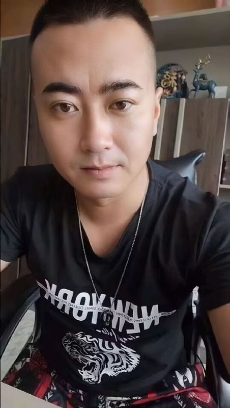 Luck耀的第一张照片--全国闪婚服务中心