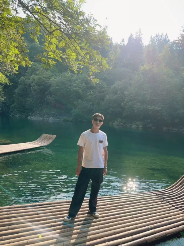 林言的第二张照片--全国闪婚服务中心