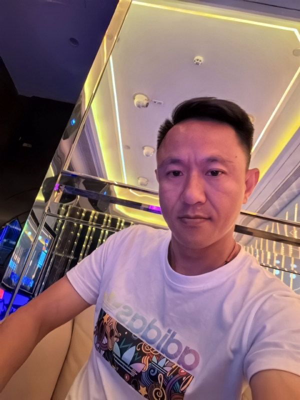 辞岸的第一张照片--全国闪婚服务中心